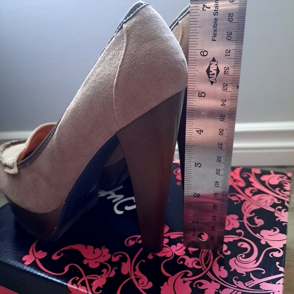 Qupid | taupe suede su~ platform wood like heel - Picture 6 of 10